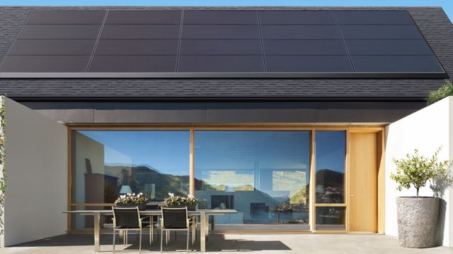 Teslas nye solceller ligger klistret mot taket