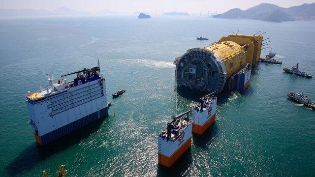 Her lastes 46.000 tonn understell på verdens største løftefartøy