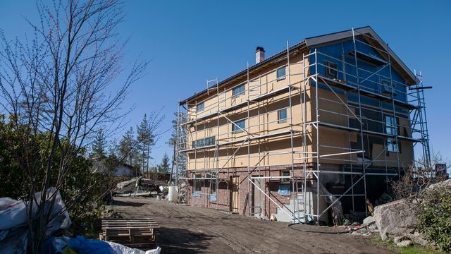 Ved første øyekast ser det ut som et vanlig murhus. Men bygget består av halm og leire