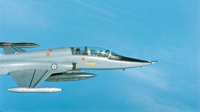 Riksrevisjonen: Dårlig styring og kontroll i prosessen med salg av F-5 jagerfly
