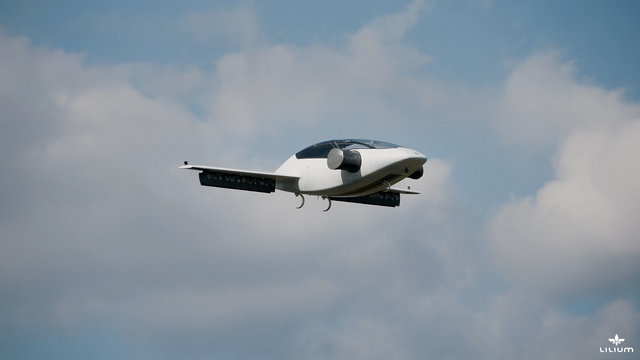 I hundre år har mennesket forsøkt å lage flyvende biler. Nå tror ekspertene det endelig kommer