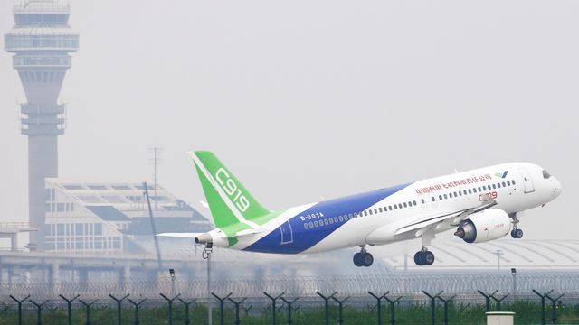Den kinesiske konkurrenten til Boeing og Airbus er omsider i lufta