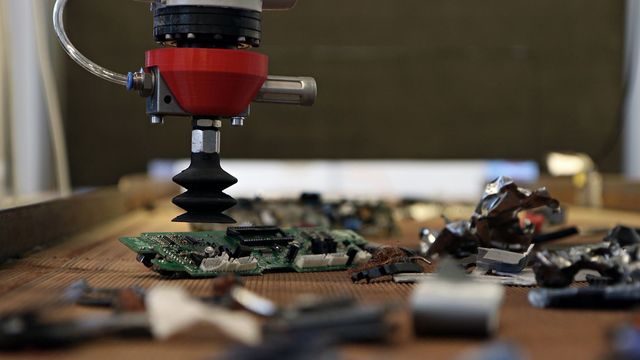 Roboter med kunstig intelligens skal fjerne batterier fra elektronikk-avfall
