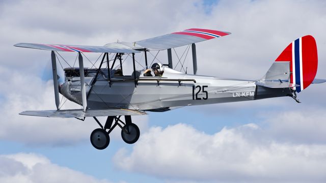 Norges eldste luftdyktige fly tar av fra verdens eldste flybase