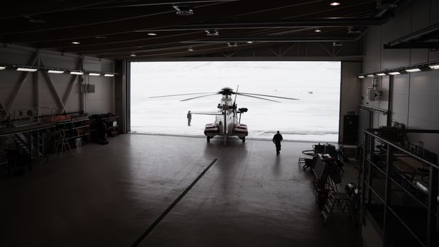 Bli med ett av ytterst få operative Super Puma-helikoptre på redningstur på Svalbard