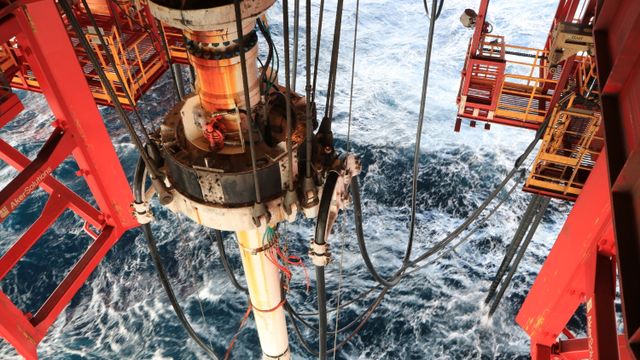 Kvart på to i natt startet Statoil den kontroversielle borekampanjen i Barentshavet