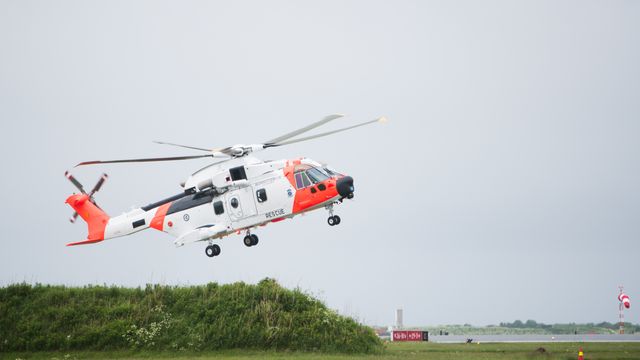 Her tar det nye redningshelikopteret en akrobatisk landing på den nye Sola-basen