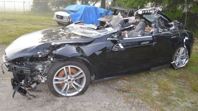 Tesla-sjåføren som omkom kjørte i seks minutter uten hendene på rattet