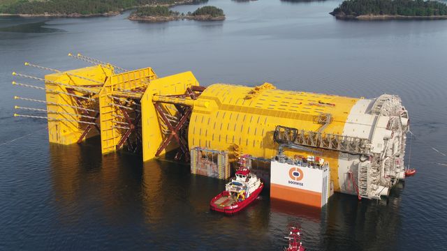 Nå flyter det 46.000 tonn tunge Aasta Hansteen-skroget ved Høylandsbygd