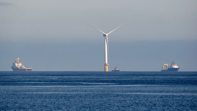 Her slepes fem 125 meter høye og 12.000 tonn tunge vindmøller fra Stord til Skottland