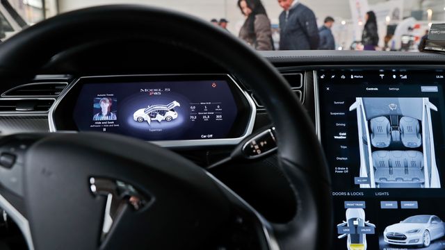 Mener Tesla bryter prinsippet om nettnøytralitet: Gir bort populær betalingstjeneste med alle bilene de selger
