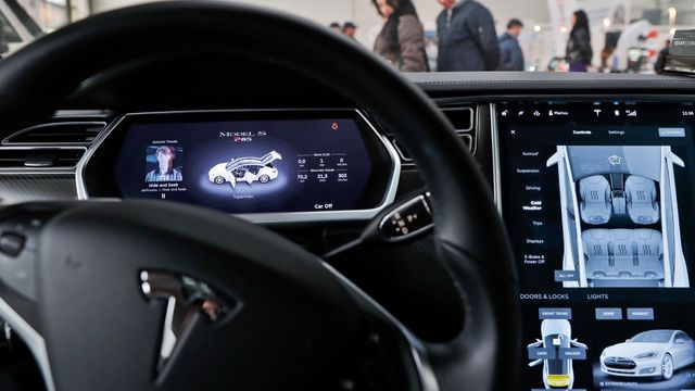 Mener Tesla bryter prinsippet om nettnøytralitet: Gir bort populær betalingstjeneste med alle bilene de selger