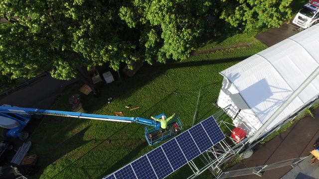 I år drives festivalscenen av solceller – neste år kan strømmen produseres på dansegulvet