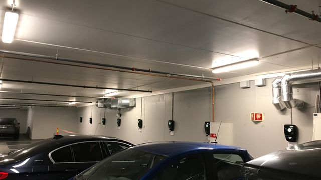 Tesla og norske Zaptec skal vise hvordan man løser problemet med elbillading i borettslag