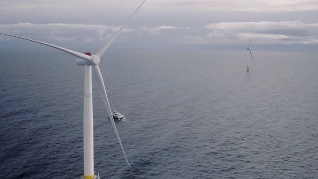 Her er den første dronevideoen av verdens første, flytende vindpark