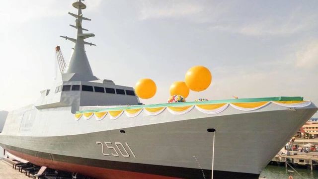 Her sjøsettes stealth-fregatten med norsk missilteknologi om bord