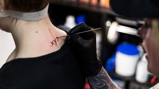 Nanopartikler fra tatoveringer hoper seg opp i lymfeknutene