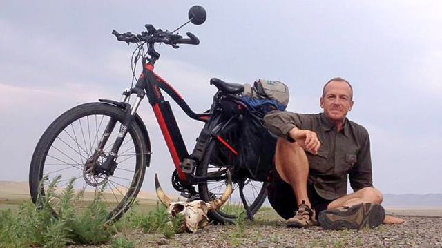 Tyske Robert har syklet verden rundt på norsk elsykkel