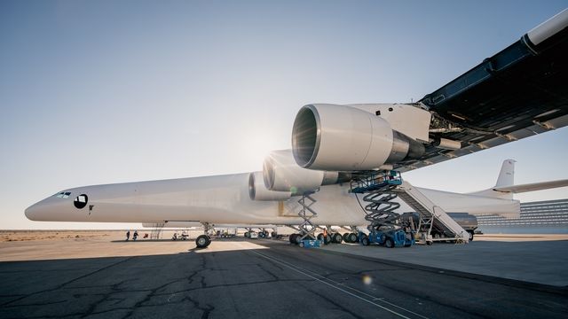 Her starter de opp gigantflyets seks jumbojet-motorer