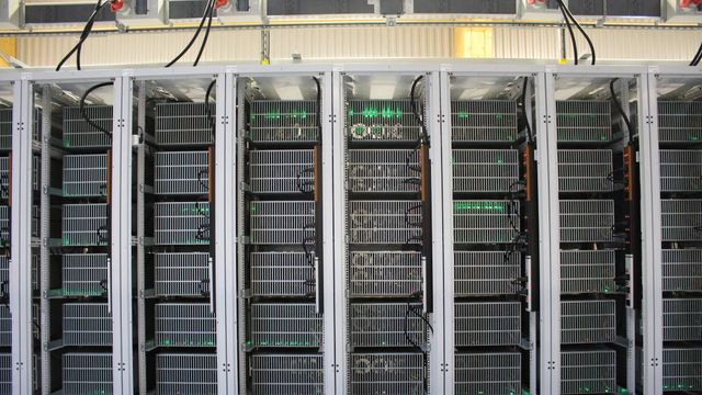 Bitcoin: Anholdt for å ha stjålet 600 datamaskiner fra utvinningssenter