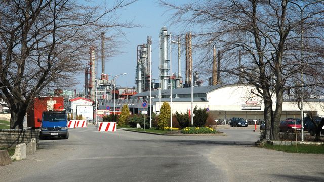 Esso vurderer å legge ned oljeraffineriet på Slagentangen