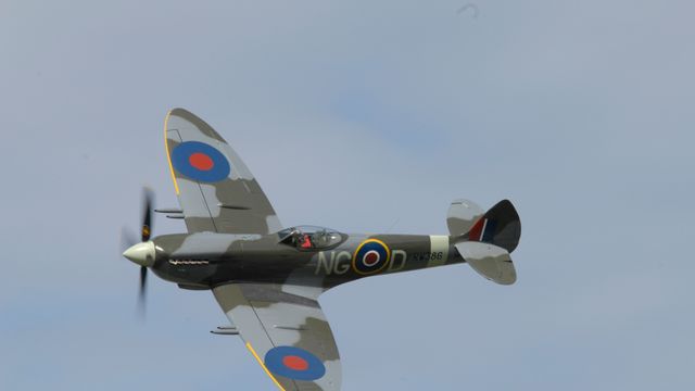 Spitfire og F-35 flyr i formasjon over Østlandet