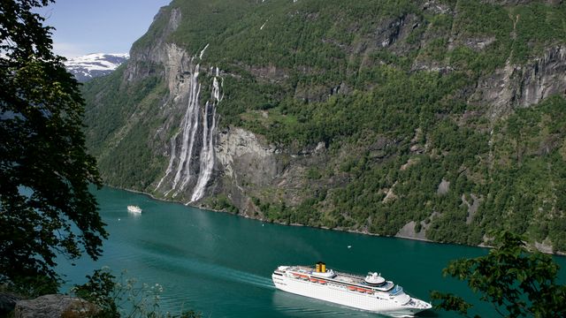 Stortinget vil ha strengere utslippskrav i fjorder - og landstrøm til cruiseskip