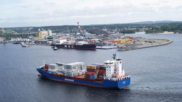 Deler ut millioner for å flytte godstrafikk fra vei til sjø — rederier sliter med å følge opp