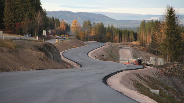 Oppsiktsvekkende funn: Varm asfalt slipper ut partikler lenge etter at veien er lagt 