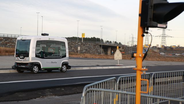 I Sverige ruller den første førerløse bussen på veien. I Norge lar de foreløpig vente på seg