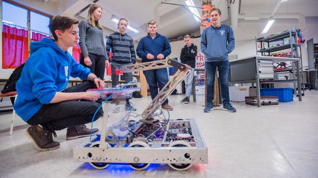 Vennegjeng bygger robot selv: - Skolen gir deg ikke alltid nok utfordringer