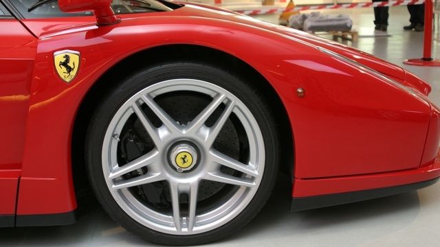 Ferrari-sjefen er en av bilbransjens mest uttalte elbil-skeptikere: Nå utelukker han ikke elbil