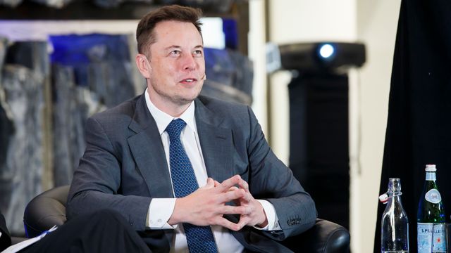 Elon Musk signerer ny kontrakt med Tesla