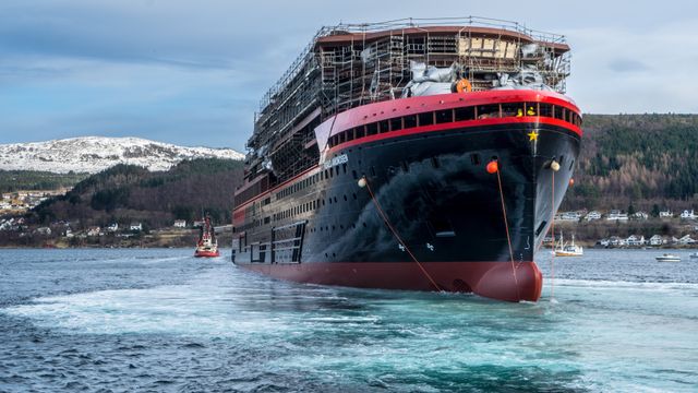 Her får Hurtigrutens nyeste skip vann under kjølen for første gang