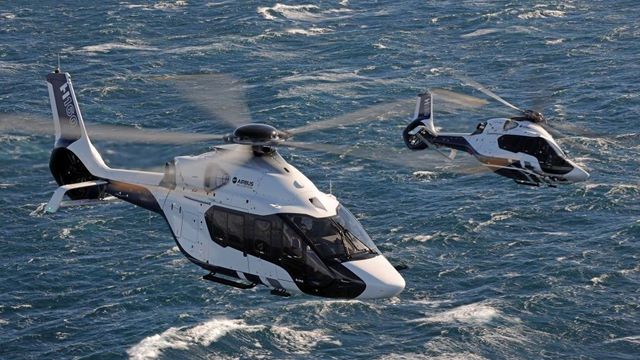 Slik ser det ut når Airbus tar med seg tre nyutviklede helikoptre på dans over sjøen