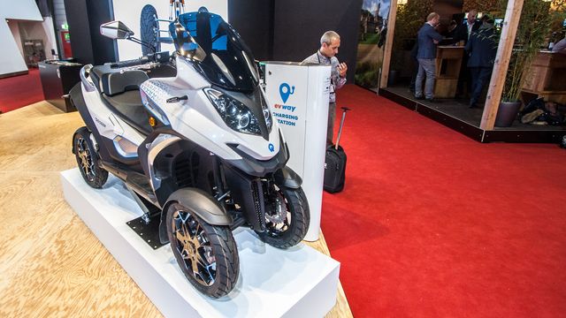 Denne el-motorsykkelen har fire hjul og kan ligge i svingene