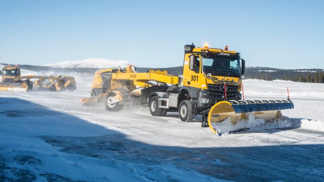 Her måker verdens første automatiserte brøytebil snø på Fagernes lufthavn