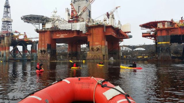 Her går Greenpeace-aktivister til aksjon mot Statoil-rigg som skal til Barentshavet