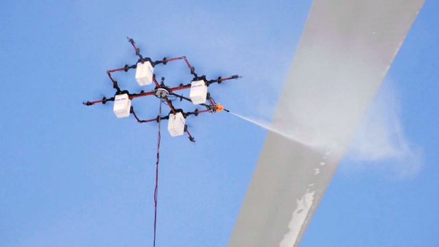 Denne dronen løfter 200 kilo - vasker og fjerner is fra vindturbiner