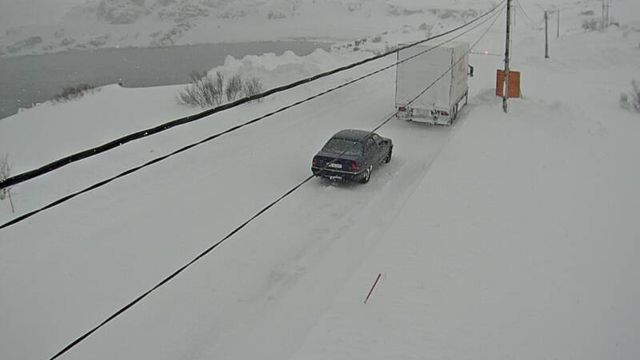 Vinteren slipper ikke taket - fremdeles betydelig snøskredfare og flere stengte veier i Finnmark
