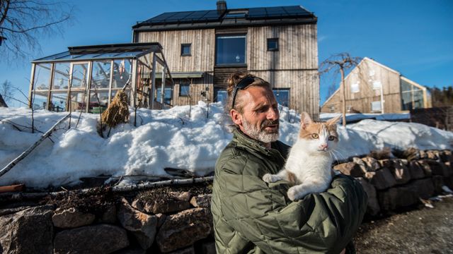 Smarthuslandsbyen klikket - etter tre år med problemer har Aron endelig fått et «dummere» hus