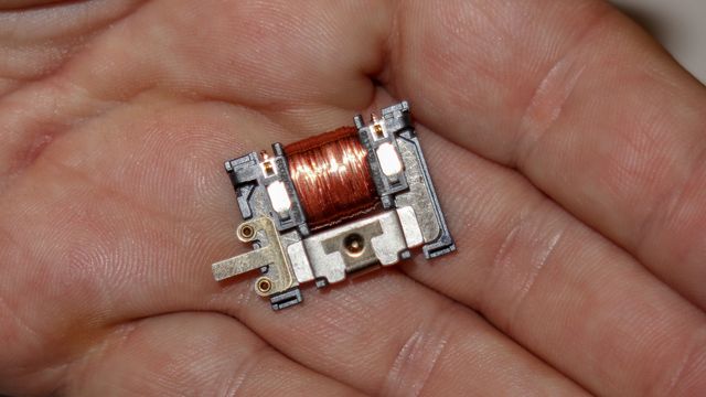 Denne bryteren lager strømmen den trenger selv