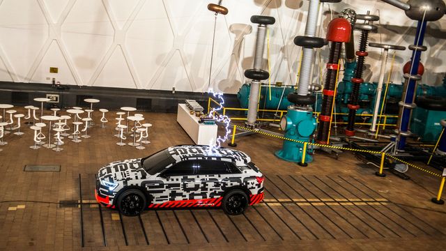 Audi e-tron legger seg tett opp mot Tesla på batteri og rekkevidde