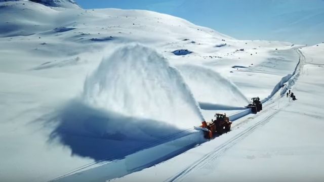 Ole Gudmund filmet brøyting på Sognefjellet i strålende vær