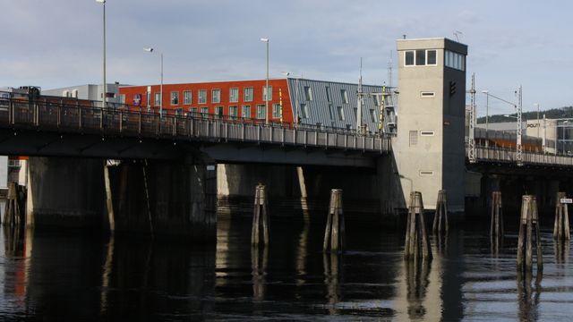Vedlikeholdsarbeid fører til at Nidelv bru i Trondheim sentrum blir stengt i en måned