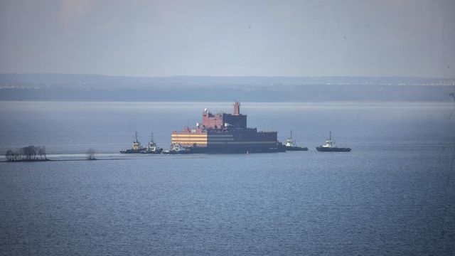 Verdens største flytende kjernekraftverk fraktes langs norskekysten