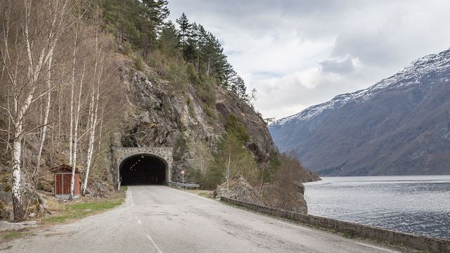 Nå starter tunnelrehabiliteringen på fylkesvei 55 i Luster - bilister må belage seg på venting