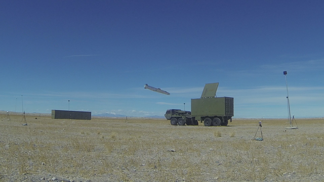 Her er et skarpt JSM-missil for første gang på vei mot et bakkemål
