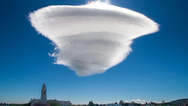 1 av 3 IT-fagfolk tror at halvparten av bedriftens ansatte tror skyen faktisk er på himmelen