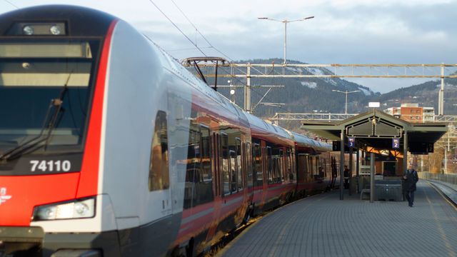 Vil løse veg- og togdekning i auksjonen